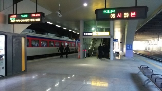 東大邱駅の構内